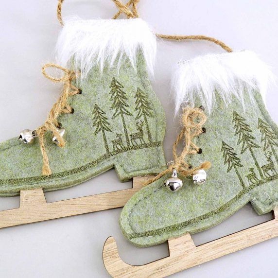 Schlittschuhe zum hängen aus Filz und Holz in grün
