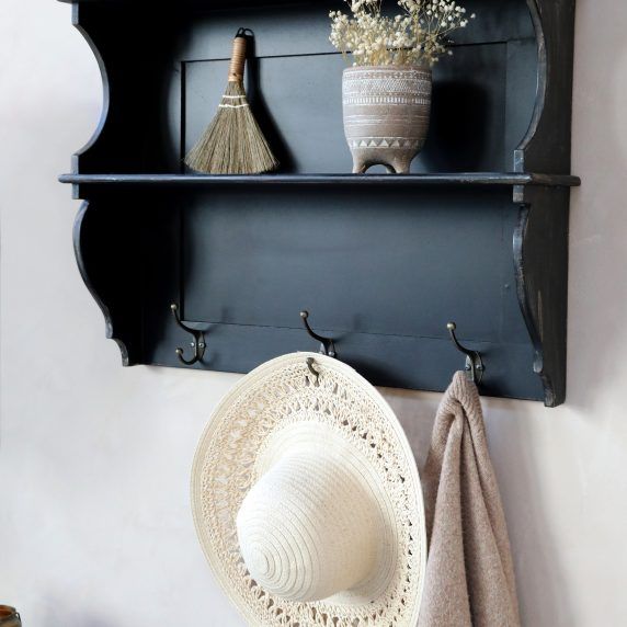 Wandregal aus Holz mit drei Haken