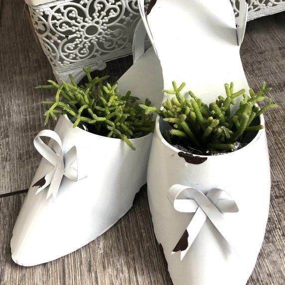 Dekoschuhe aus Metall weiß