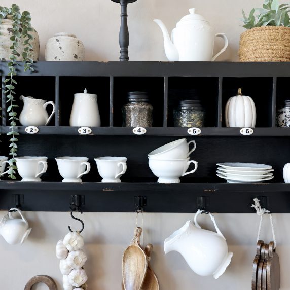 Wandgarderobe mit Fächern