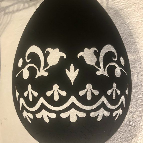 Ei zum hängen aus Metall schwarz