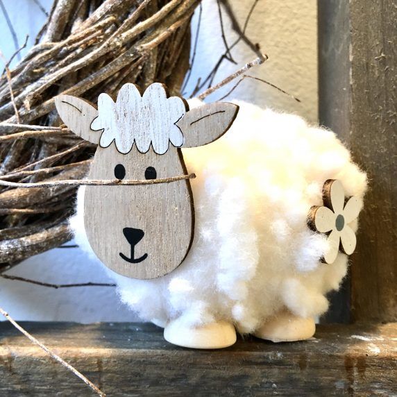Schaf aus Holz und Wolle