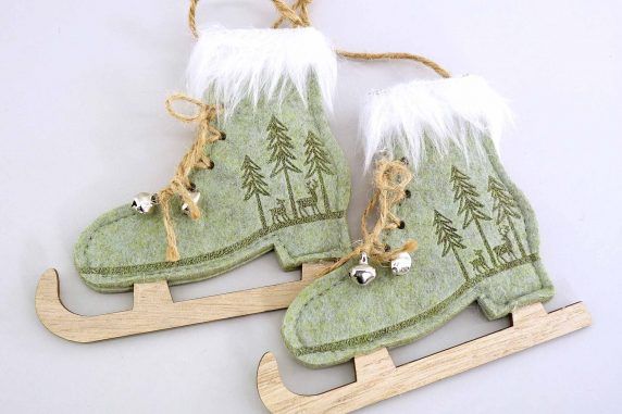 Schlittschuhe zum hängen aus Filz und Holz in grün