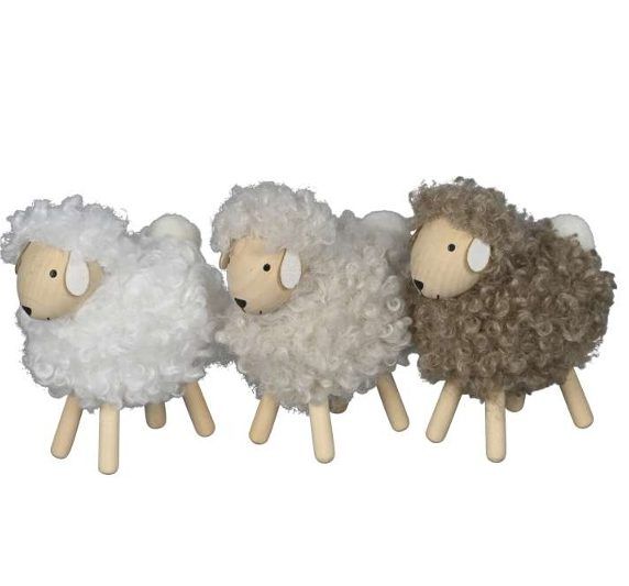Schaf aus Holz und Wolle