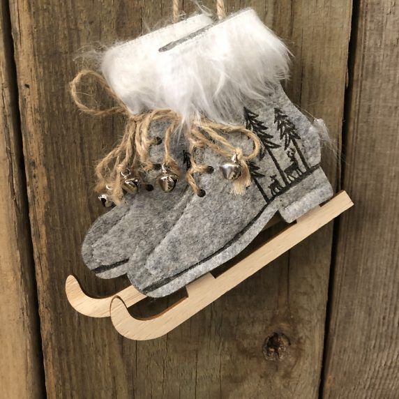 Schlittschuhe zum hängen aus Filz und Holz