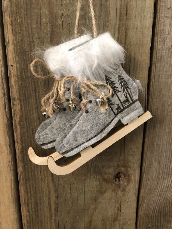 Schlittschuhe zum hängen aus Filz und Holz