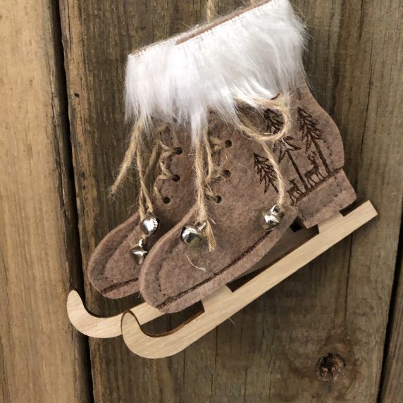 Schlittschuhe Hänger aus Filz braun